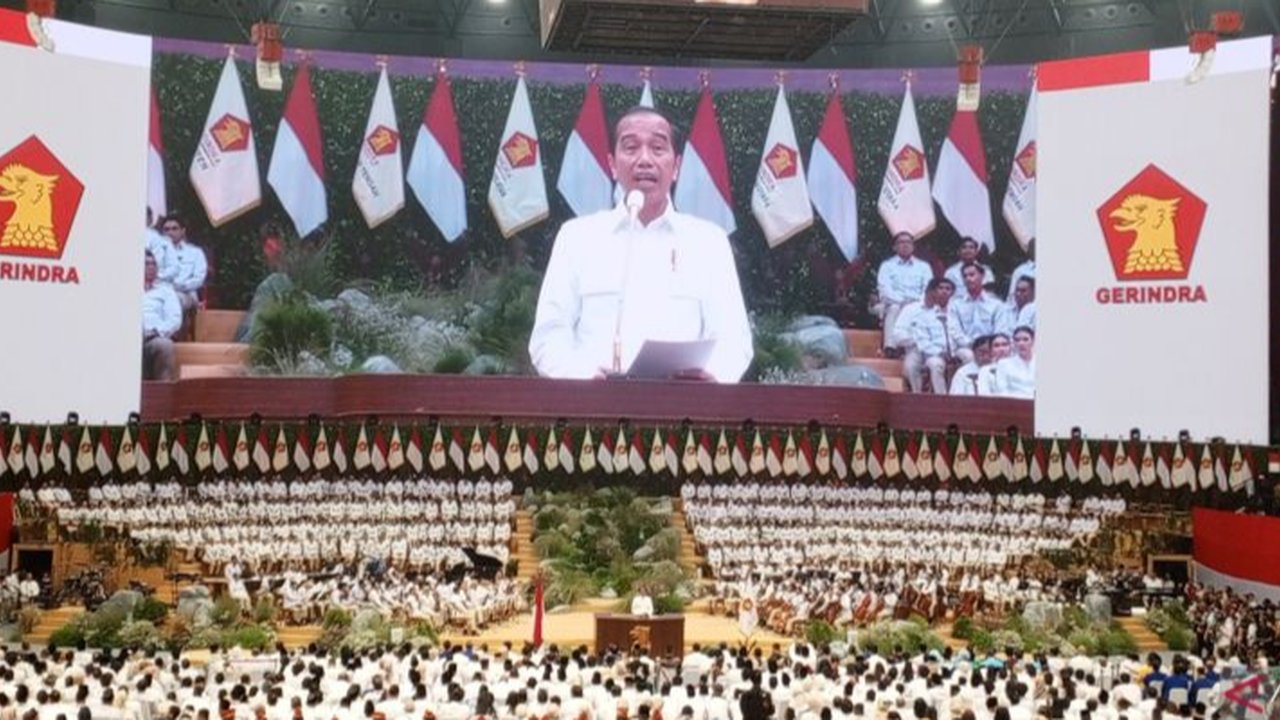 Presiden Joko Widodo memberi sambutan saat menghadiri apel kader dan penutupan Rapimnas Partai Gerindra di Indonesia Arena, Senayan, Jakarta, Sabtu (31/8) malam.