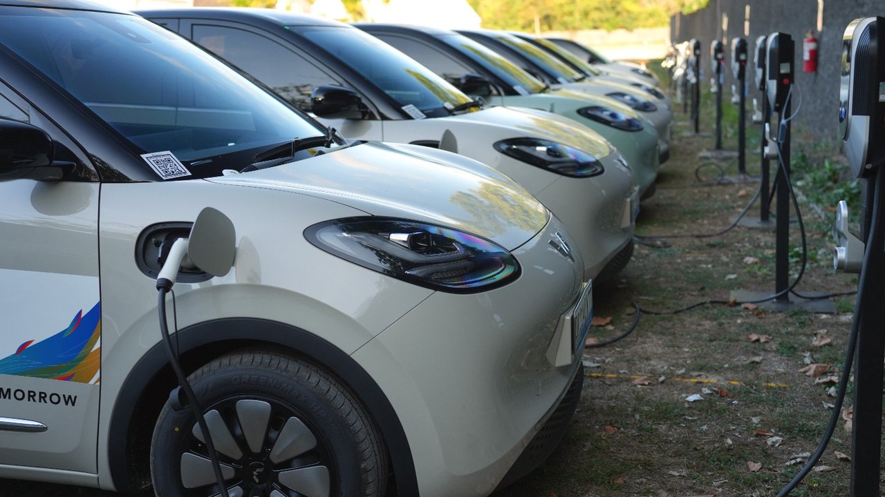 Wuling menyediakan BinguoEV dan CloudEV untuk KTT HLF-MSP dan The 2nd IAF 2024 di Bali.