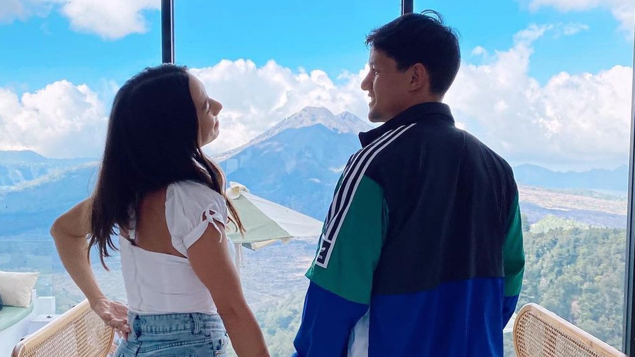 Nuansa kemerdekaan dengan kaus merah (Foto: Instagram @jenniferbachdim)