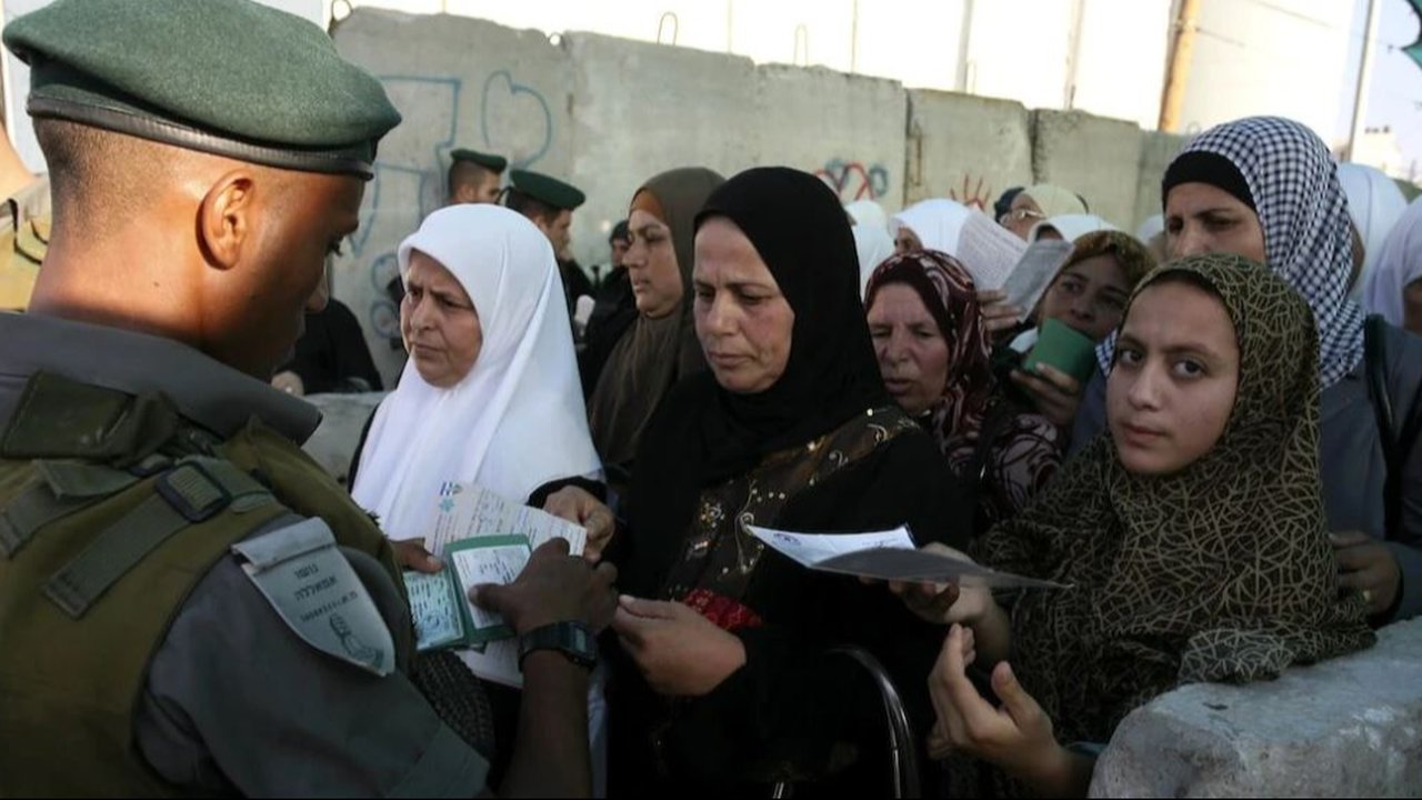 Tentara Israel di pos pemeriksaan Qalandiyah, Tepi Barat, Palestina.