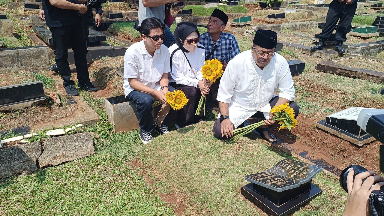 rano karno ziarah ke makam babe sabeni dan mak nyak