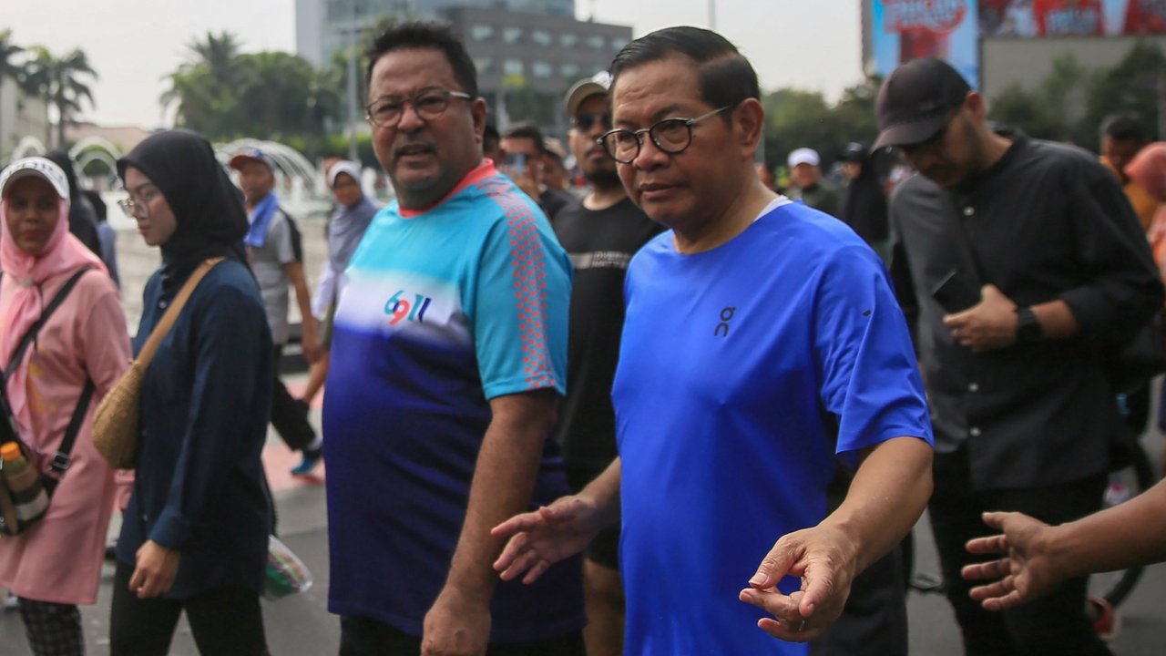 Pasangan bakal calon gubernur dan bakal calon wakil gubernur Jakarta, Pramono Anung - Rano Karno menyambangi kawasan car free day di Bundaran Hotel Indonesia (HI) Jakarta, Minggu (1/9/2024).