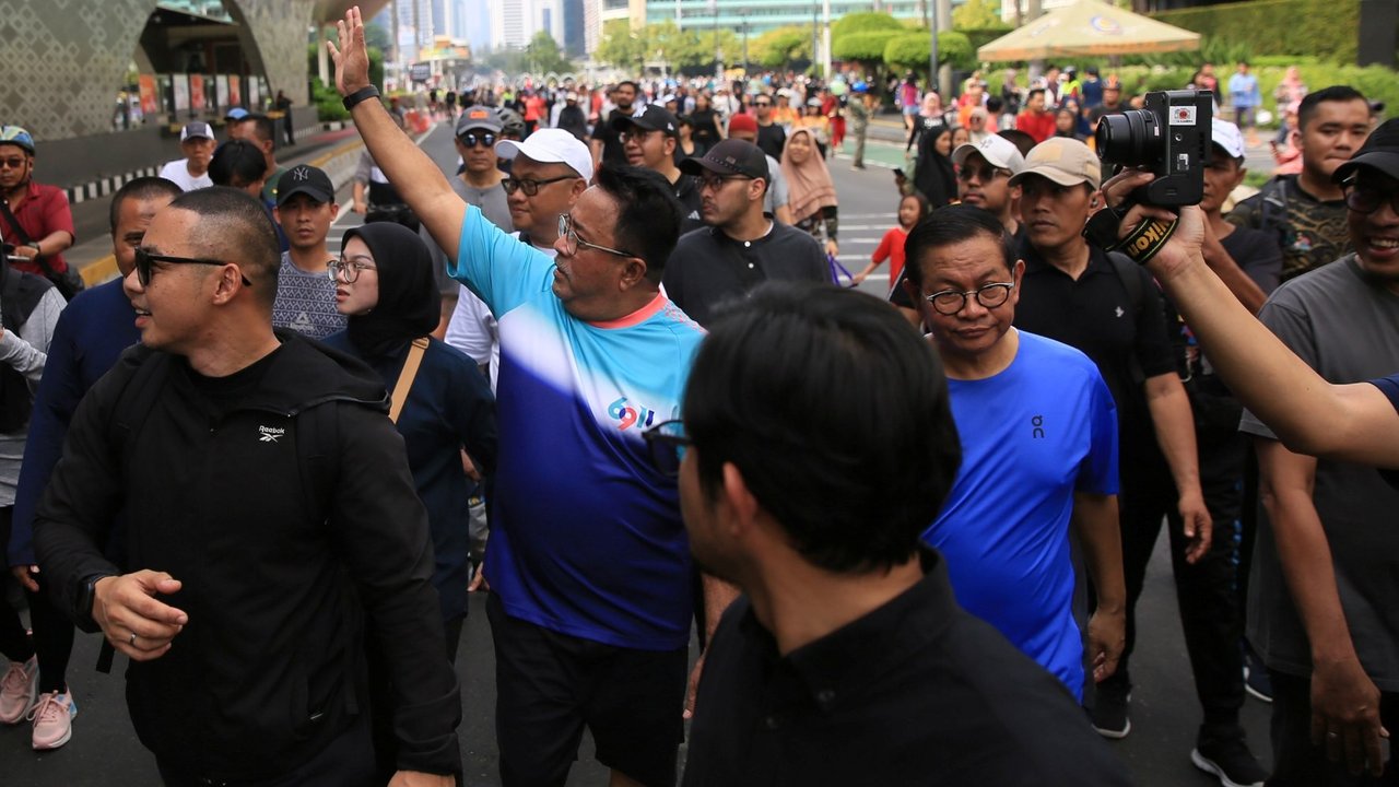 Pasangan bakal calon gubernur dan bakal calon wakil gubernur Jakarta, Pramono Anung - Rano Karno menyambangi kawasan car free day di Bundaran Hotel Indonesia (HI) Jakarta, Minggu (1/9/2024).