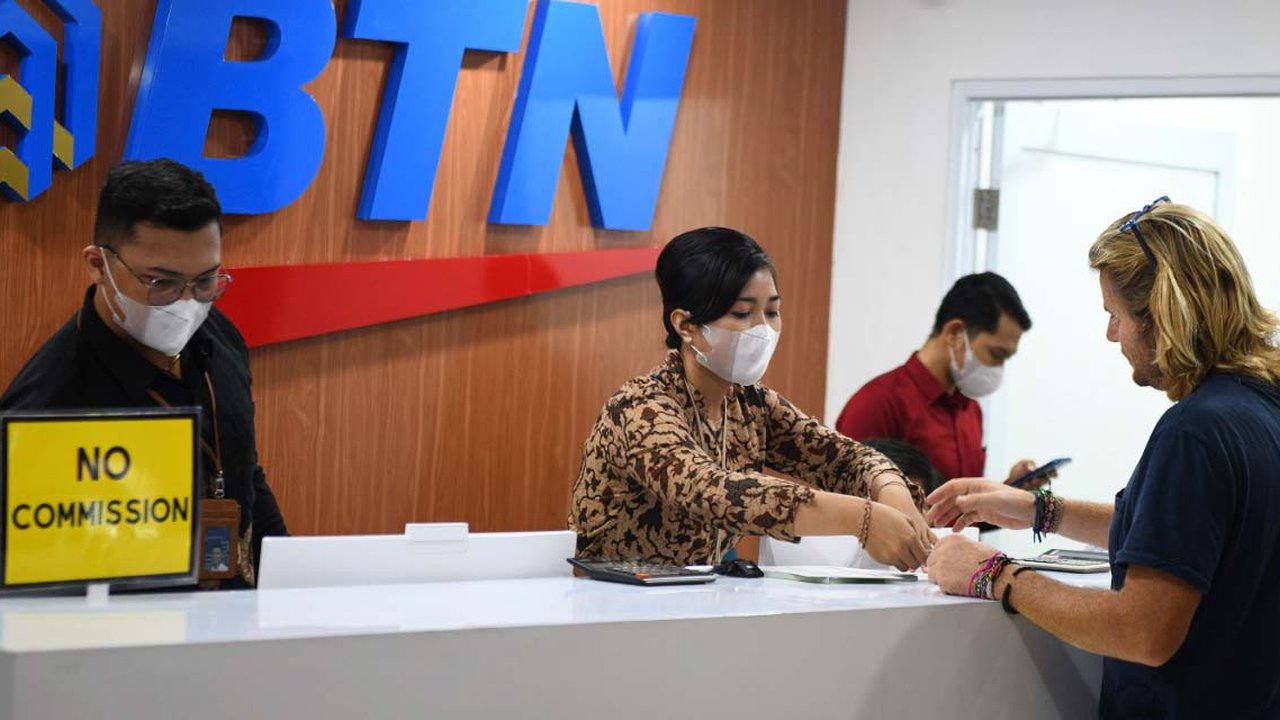 Corporate Secretary Bank BTN Ramon Armando (kanan) berbincang dengan Head of Corporate Communication Department Bank BTN Dody Agoeng (kiri) saat menunjukkan penghargaan Best Bank 2023 di Jakarta (30/5/2023). (Liputan6.com)