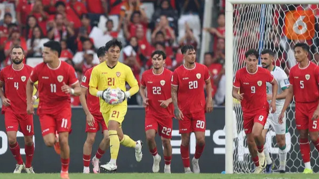 Kiper Timnas Indonesia, Ernando Ari Sutaryadi (tengah) berhasil mengamankan bola di tengah rekan-rekannya saat menghadapi Irak pada laga Grup F putaran kedua Kualifikasi Piala Dunia 2026 z
