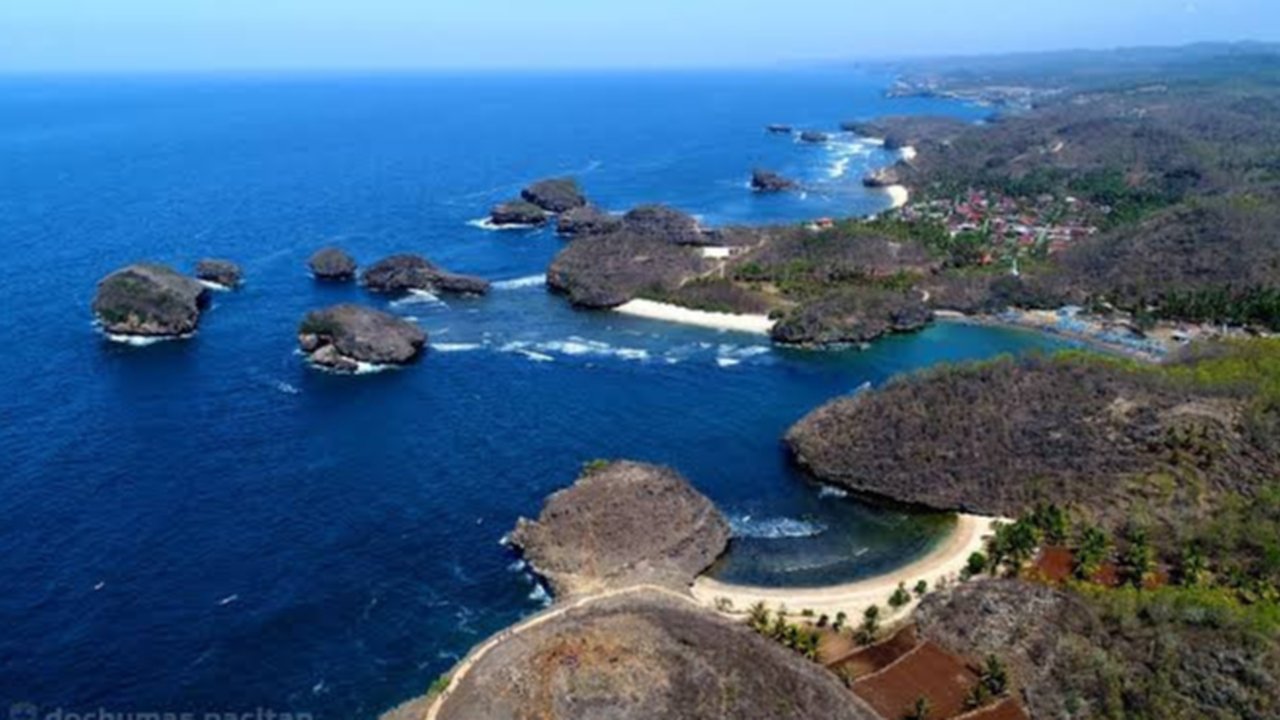 Pesona Pantai Kasap Pacitan (sumber: pacitankab.go.id)