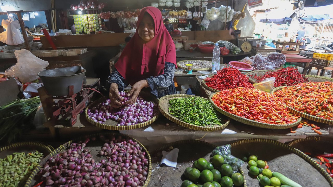 Harga bawang merah nasional mengalami penurunan dari Rp70 ribu per kilogram (kg) kini menjadi Rp 40 ribu per kg. (merdeka.com/Arie Basuki)