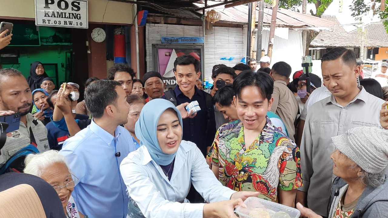 Gibran mendampingi pasangan Respati-Astrid blusukan di Solo.
