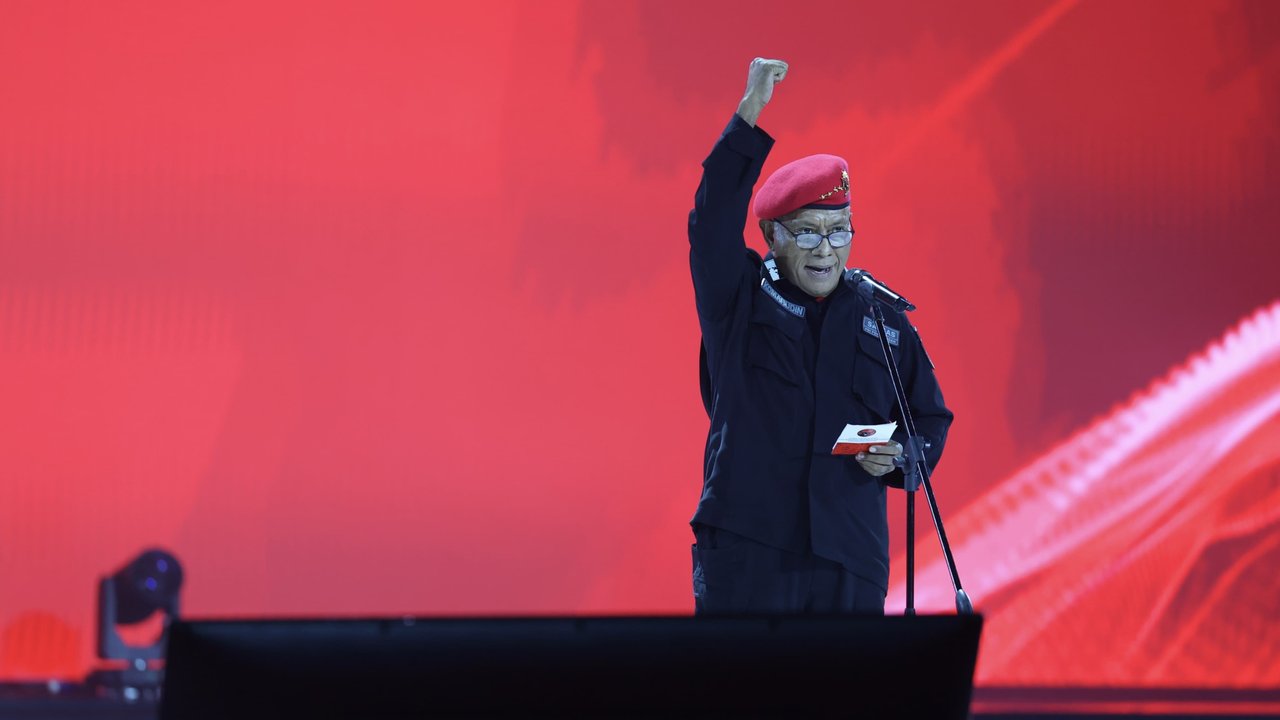 Ketua DPP PDI Perjuangan Bidang Kehormatan Komarudin Watubun kembali berpuisi dalam Rakernas V PDIP yang dilaksanakan di Beach City International Stadium Ancol, Jakarta Utara, Jumat (24/5/2024). (Foto: Dokumentasi PDIP).