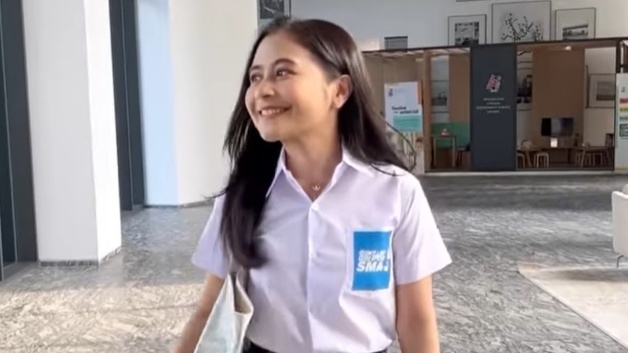 Potret Prilly Latuconsina Tampil Mengenakan Seragam SMA