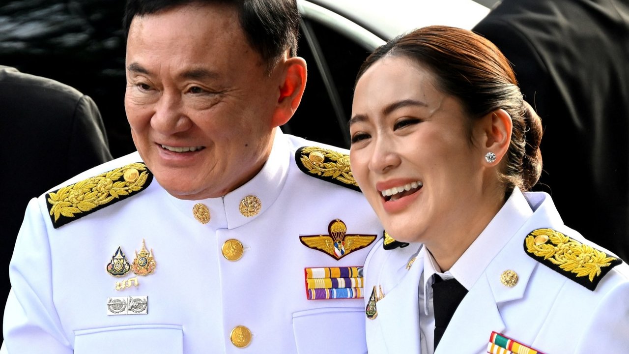 Perdana Menteri terpilih Thailand Paetongtarn Shinawatra tiba bersama ayahnya, mantan Perdana Menteri Thaksin Shinawatra, di kantor pusat partai Pheu Thai menjelang upacara pengesahan kerajaan di Bangkok, Thailand, 18 Agustus 2024. REUTERS/Panumas Sanguanwong
