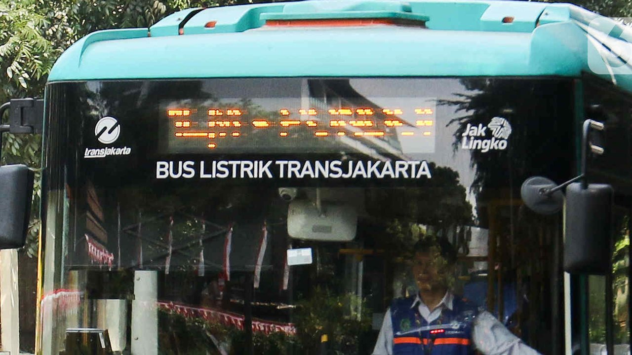 Direktur Utama Transjakarta Welfizon Yuza mengatakan, retrofitting dilakukan untuk mempercepat elektrifikasi di Ibu Kota. (Liputan6.com/Herman Zakharia)