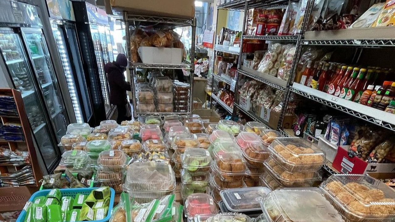 Indo Java, toko kelontong sekaligus warung yang menyediakan beragam sajian khas Indonesia yang berlokasi di Queens, New York, Amerika Serikat. (dok. Instagram @indojavagroceries)