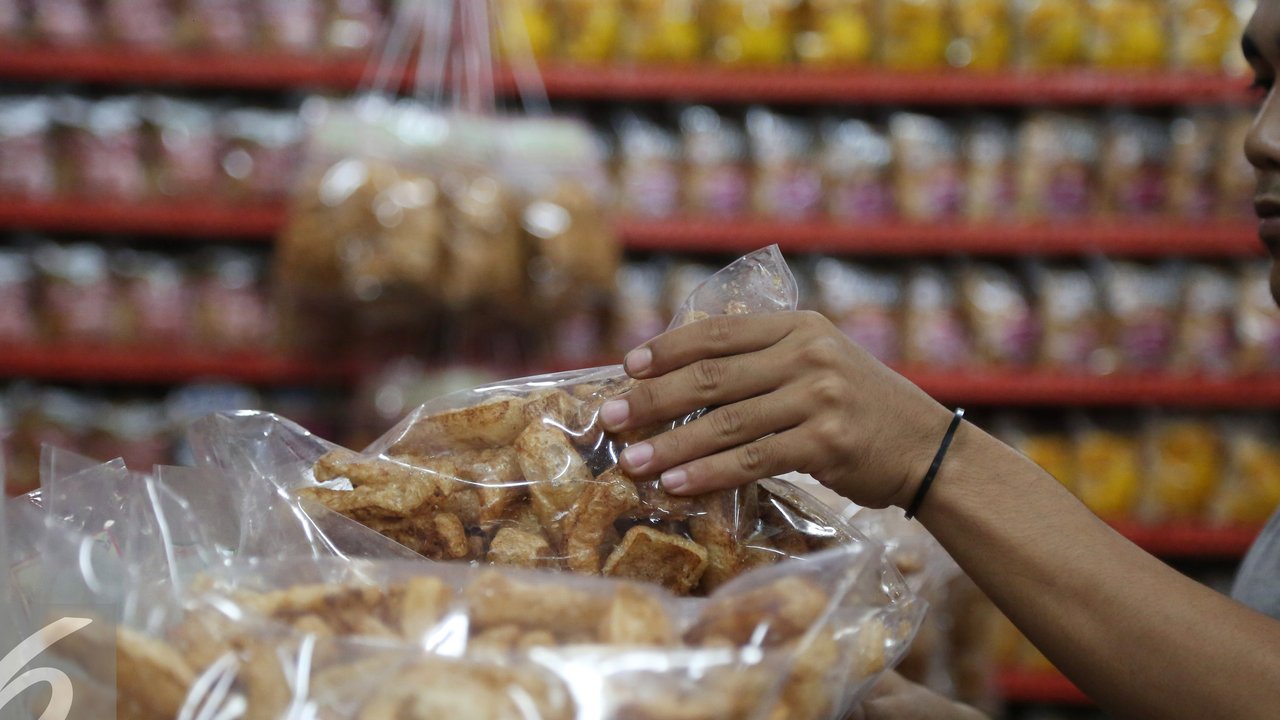 Seorang pembeli tampak mengambil oleh-oleh kerupuk kulit khas Cirebon. Foto diambil pada Senin (13/7/2015). (Liputan6.com/Herman Zakharia)