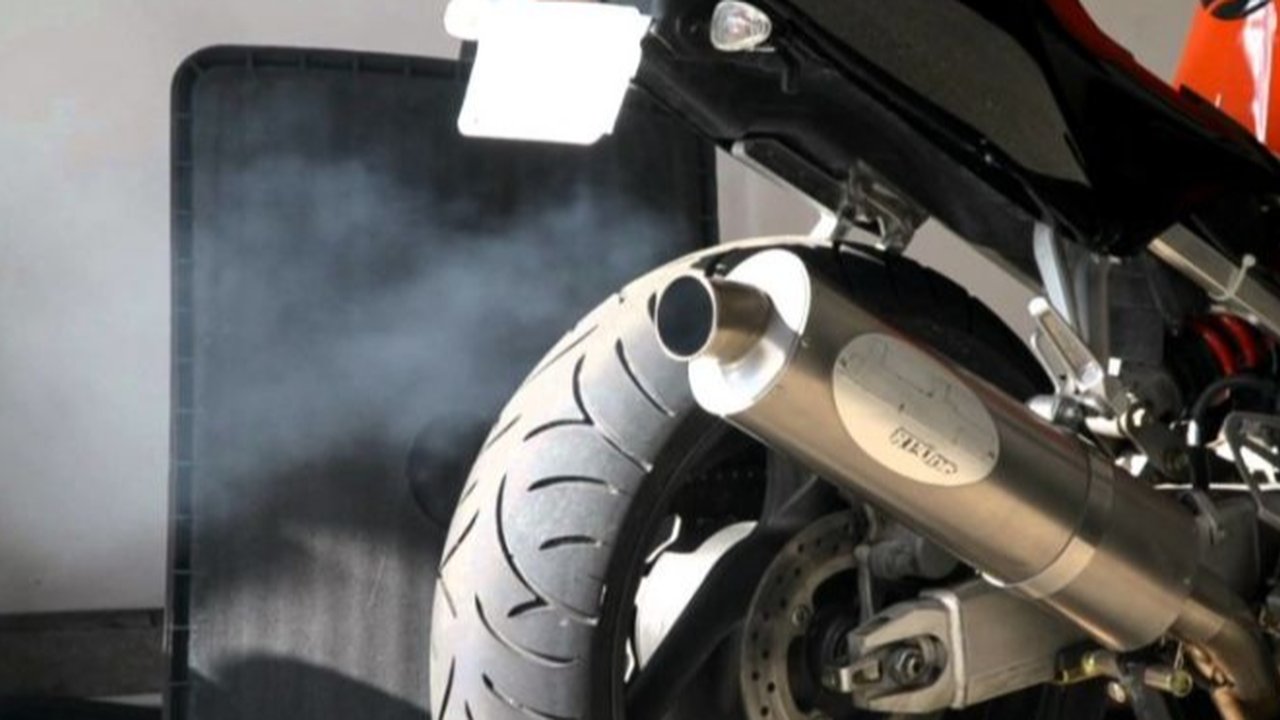 Adanya rembesan oli ke ruang bakar membuat knalpot menyemburkan asap putih.