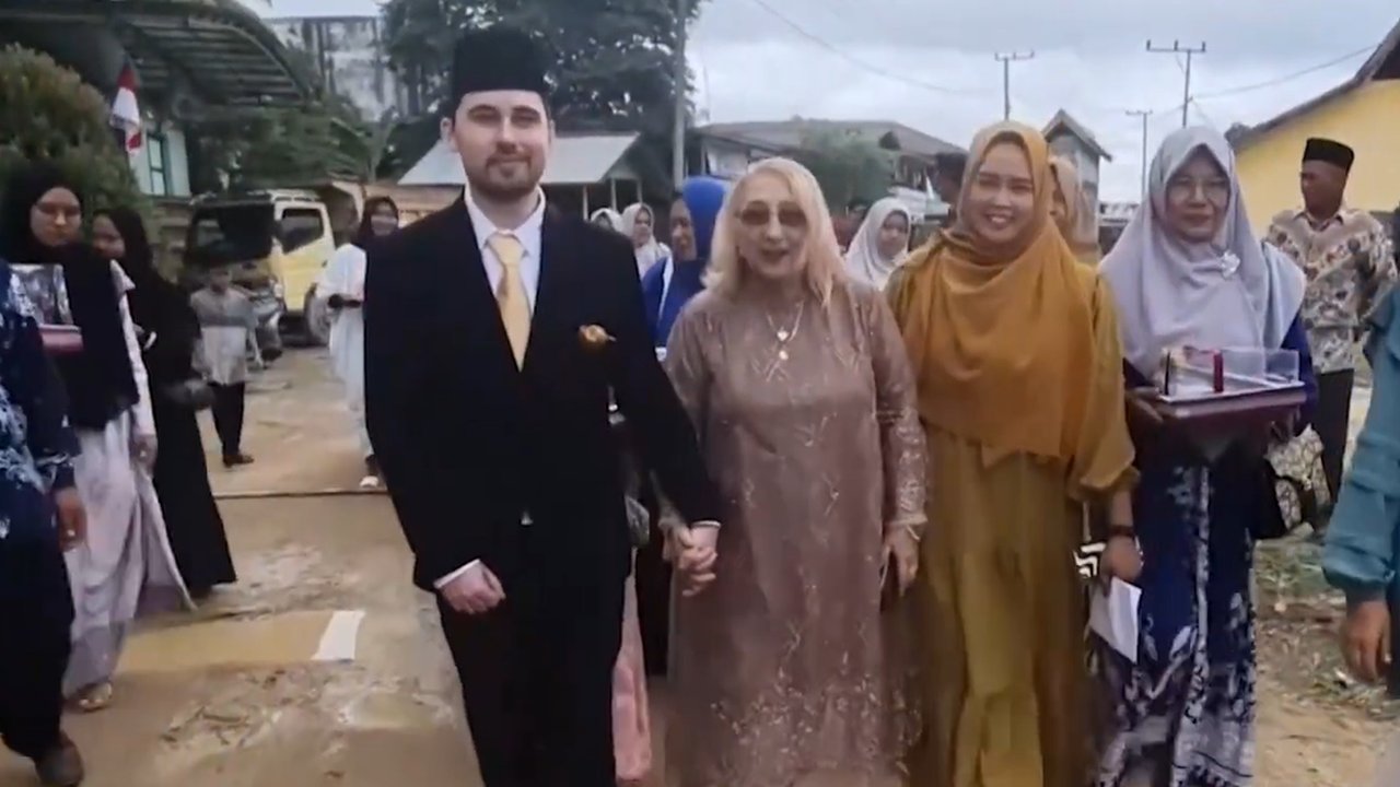 Pernikahan warga Australia dengan gadis pedalaman Kalimantan