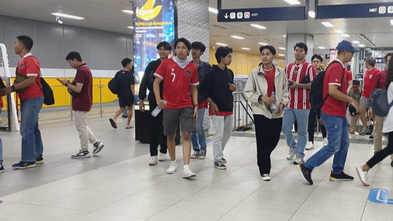 Kereta mass rapid transit (MRT) terparkir di depo MRT Lebak Bulus, Jakarta, Selasa (28/8). Progres konstruksi moda transportasi MRT Jakarta fase I rute Lebak Bulus-Bundaran HI kini mencapai hampir 96 persen. (Liputan6.com/Herman Zakharia)