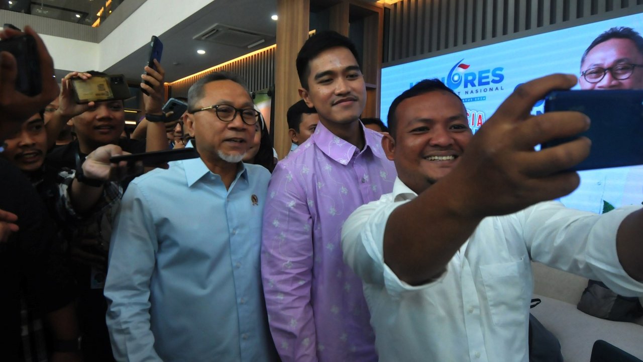 Intip gaya Kaesang Pangarep saat dampingi Erina Gudono ikut orientasi program S2 di Amerika Serikat. Putra bungsu Presiden Jokowi tampil siaga kenakan backpack Rp26 juta. [@erinagudono].