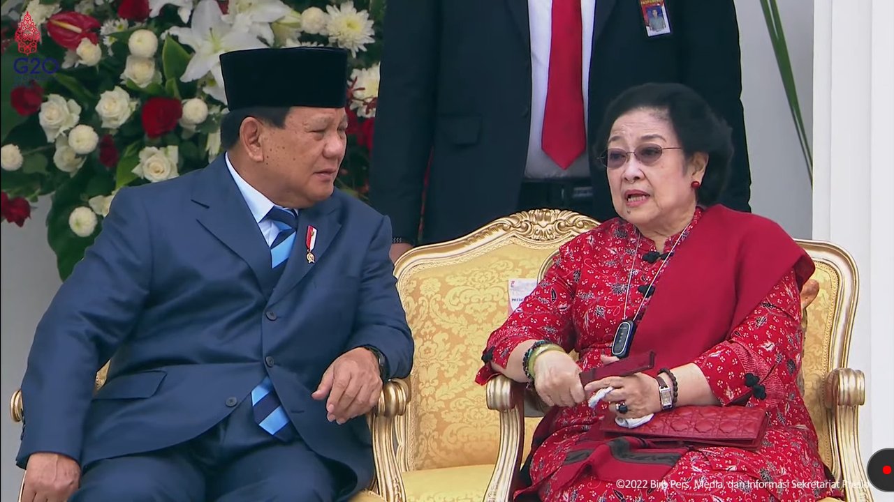 Ketua Umum PDIP, Megawati Soekarnoputri (kiri) bersama Ketua Umum Partai Gerindra, Prabowo Subianto usai melakukan pertemuan dan makan siang bersama di kediaman Megawati di Jalan Teuku Umar, Jakarta, Rabu (24/7/2019). (Liputan6.com/Helmi Fithriansyah)