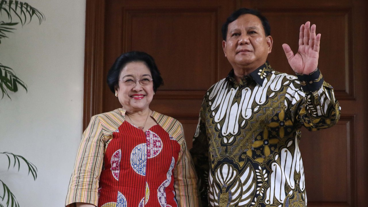 Ketua Umum PDIP, Megawati Soekarnoputri (kiri) bersama Ketua Umum Partai Gerindra, Prabowo Subianto usai melakukan pertemuan dan makan siang bersama di kediaman Megawati di Jalan Teuku Umar, Jakarta, Rabu (24/7/2019). (Liputan6.com/Helmi Fithriansyah)