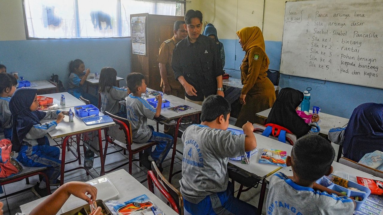 Murid  menikmati makan siang saat pelaksanaan uji coba makan bergizi gratis di SDN 4 Kota Tangerang, Senin (5/8/2024). Kota Tangerang bersama Kota Cilegon dipilih sebagai lokus untuk proyek percontohan uji coba Program MBG Presiden dan Wakil Presiden Terpilih Periode 2024-2029.