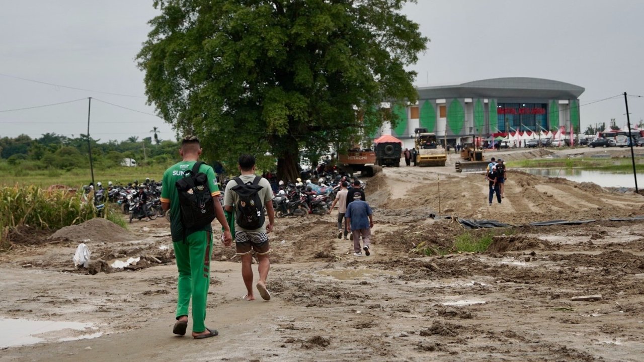 Jalan Menuju Venue Cabor Voli PON XXI yang Berlumpur