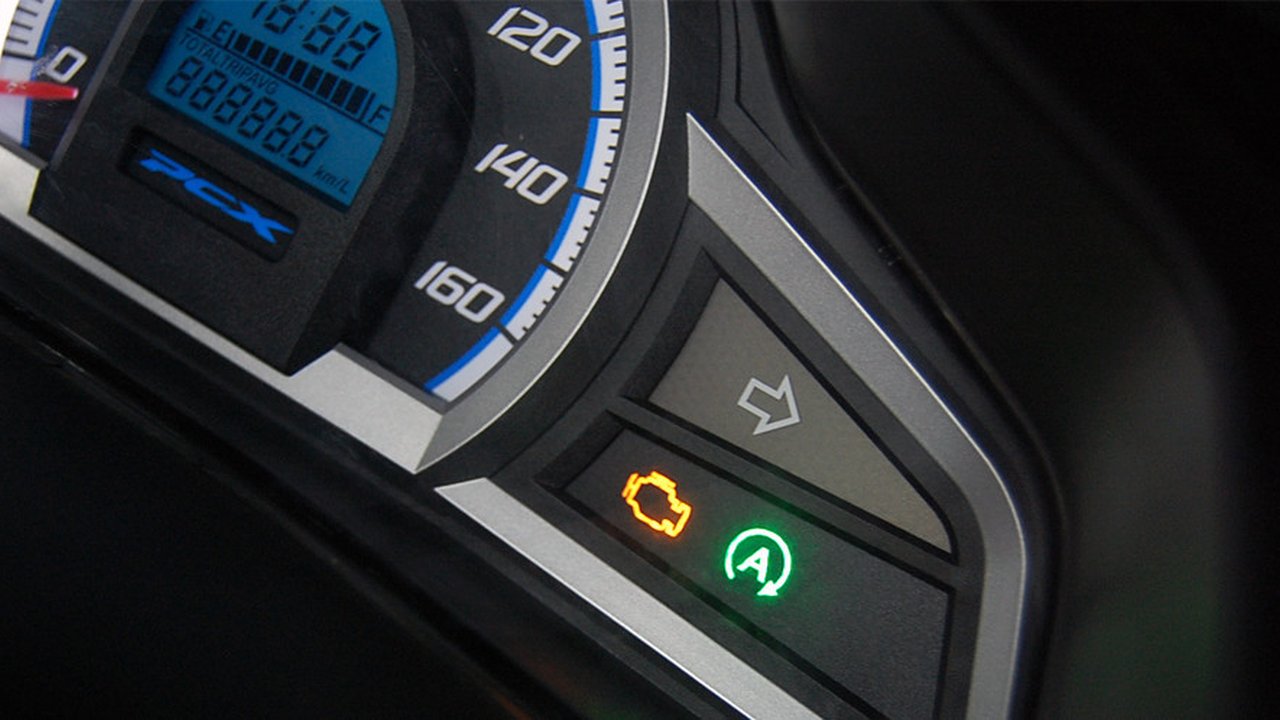 Kawasaki W800 memadukan konsep analog dan digital pada panel instrumen.