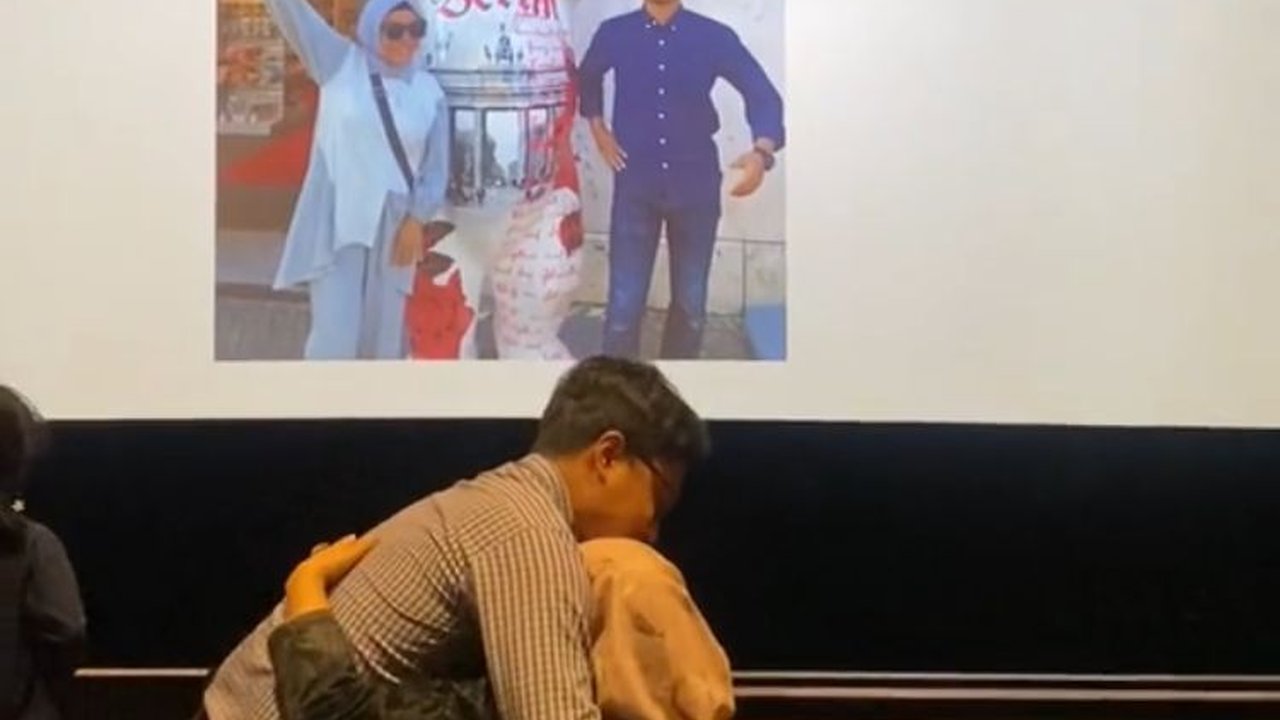 Bikin Haru, Momen Anak Sewa Bioskop untuk Berikan Kejutan Ulang Tahun untuk Mamanya Ini Viral