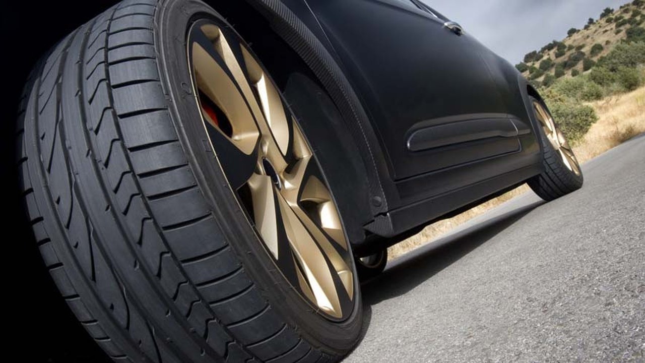 Ketahui ukuran tekanan angin ban mobil yang ideal untuk keamanan dan performa kendaraan optimal.