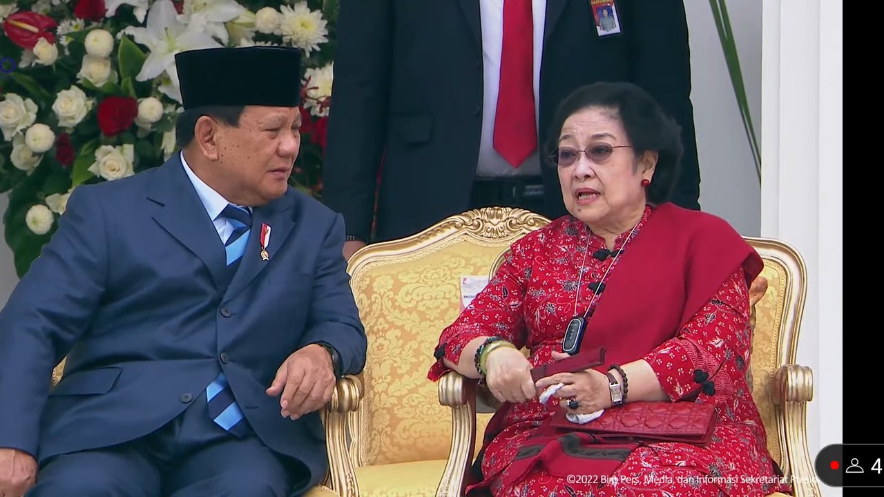Ketua Umum PDIP, Megawati Soekarnoputri (kiri) bersama Ketua Umum Partai Gerindra, Prabowo Subianto usai melakukan pertemuan dan makan siang bersama di kediaman Megawati di Jalan Teuku Umar, Jakarta, Rabu (24/7/2019). (Liputan6.com/Helmi Fithriansyah)