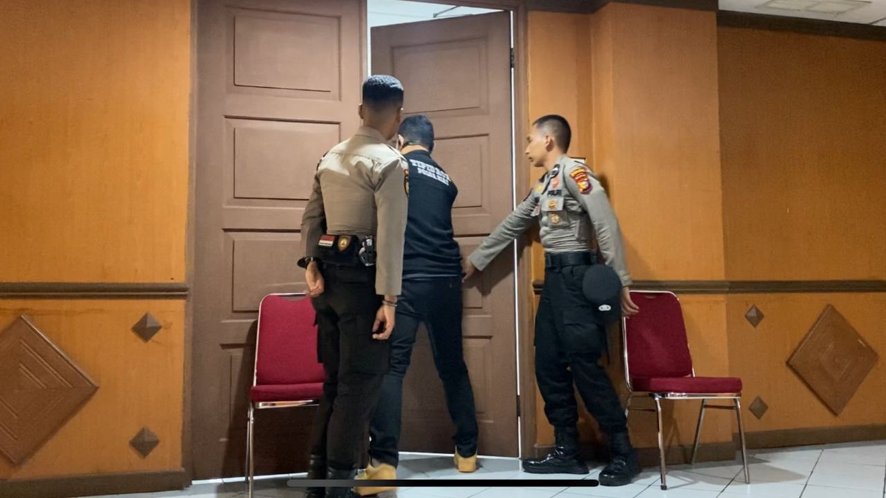 Gedung DPRD Riau Digeledah