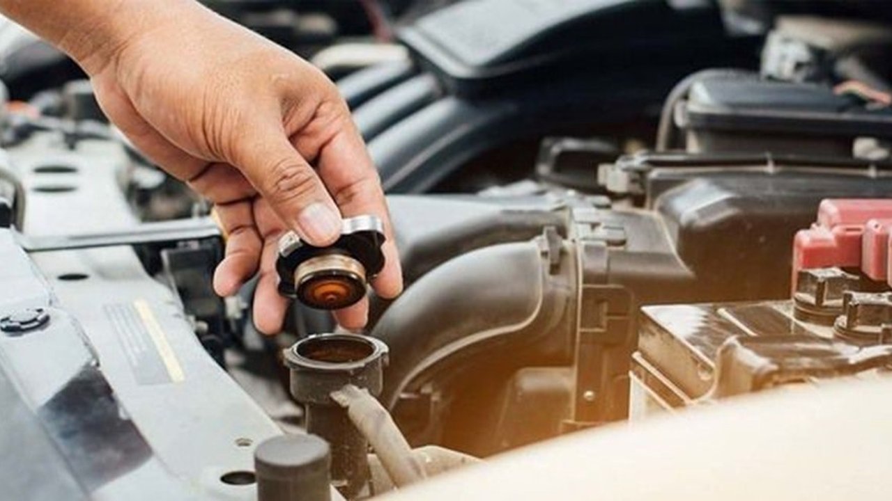 Tips Mengisi Air Radiator Mobil dengan Benar dan Jumlah yang Tepat
