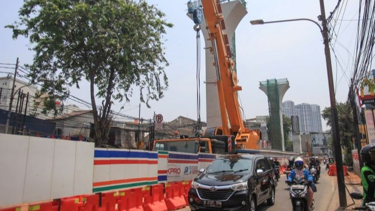 Pj Gubernur DKI Jakarta Heru Budi Hartono bersama Menhub Budi Karya Sumadi melakukan groundbreaking atau peletakan batu pertama proyek LRT Fase 1B Velodrome -Manggarai. (Foto: Tangkapan layar YouTube Pemprov DKI Jakarta)
