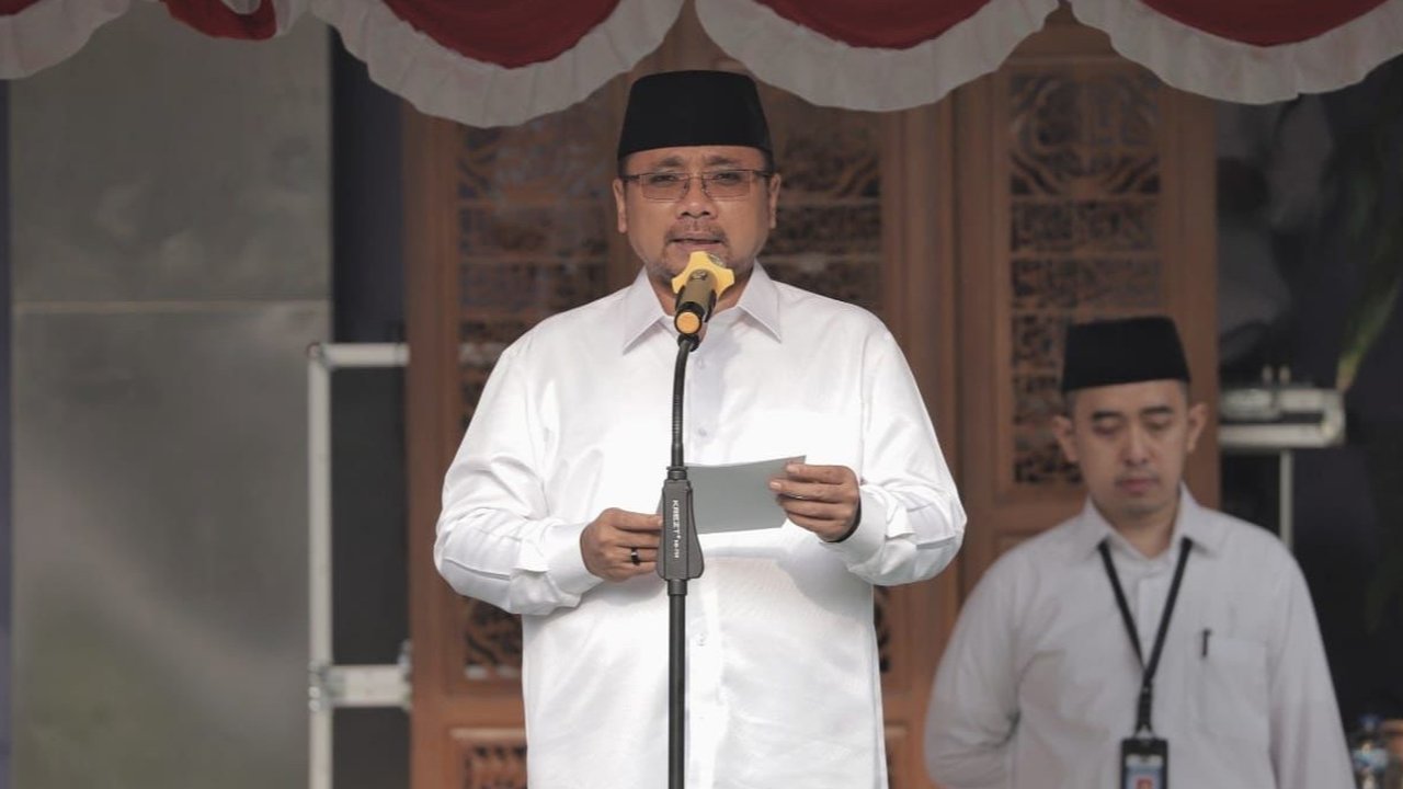 Menteri Agama Yaqut Cholil Qoumas saat memberikan keterangan pers usai meninjau layanan fast track di Bandara Soekarno-Hatta sekaligus melepas keberangkatan kelompok terbang (kloter) pertama jemaah haji Indonesia. (Foto: Istimewa).