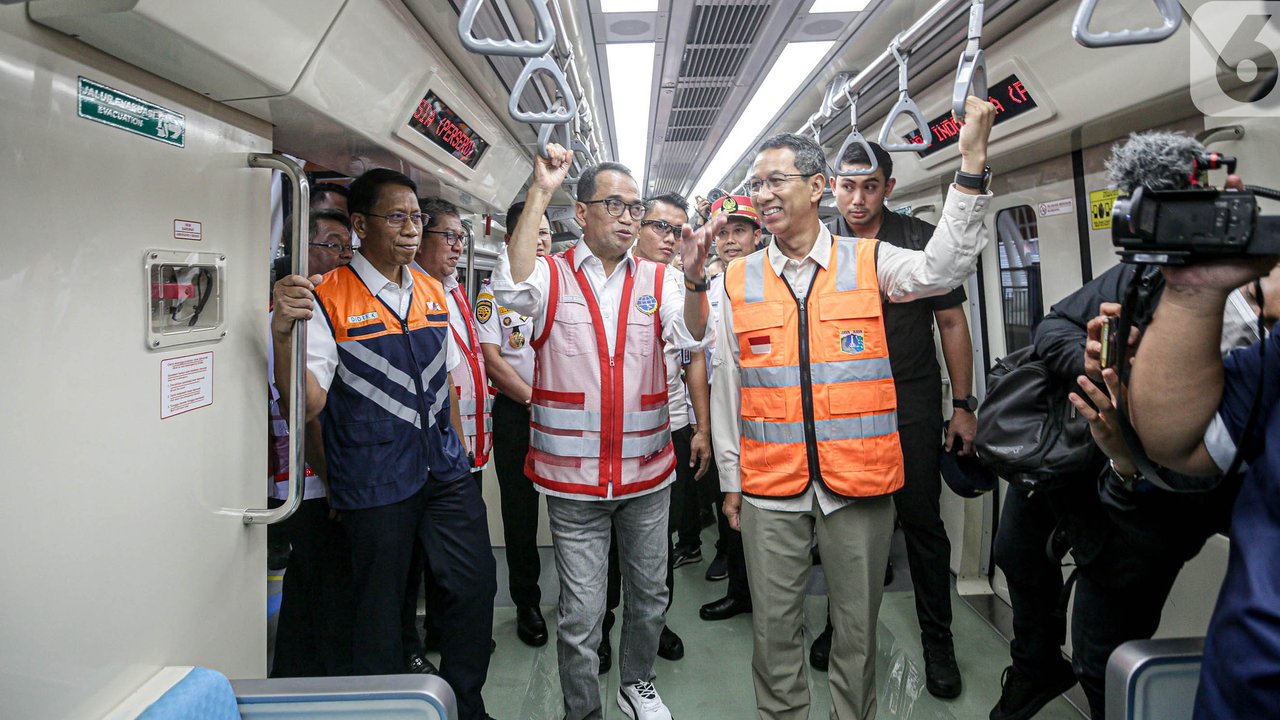 Setelah itu, Heru dan Budi Karya menjajal LRT dari Stasiun Dukuh Atas tujuan Stasiun Halim, Jakarta Timur. (Liputan6.com/Faizal Fanani)