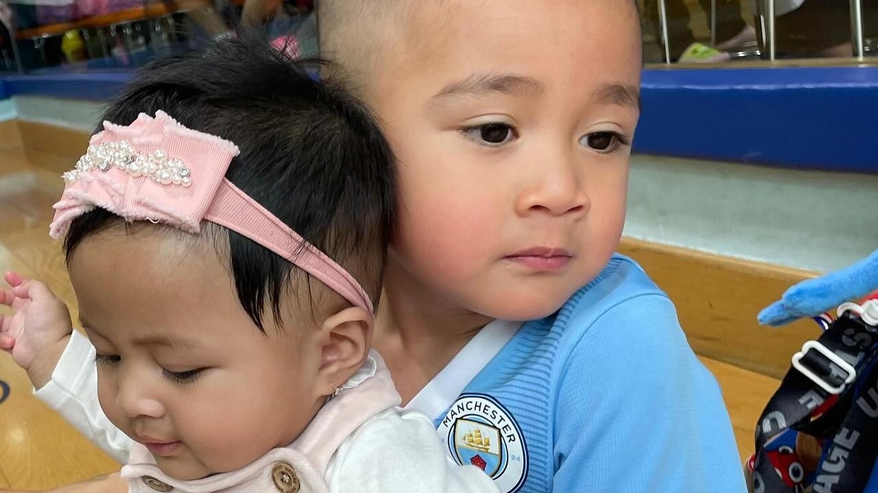 Potret Rayyanza saat Gendong Baby Lily