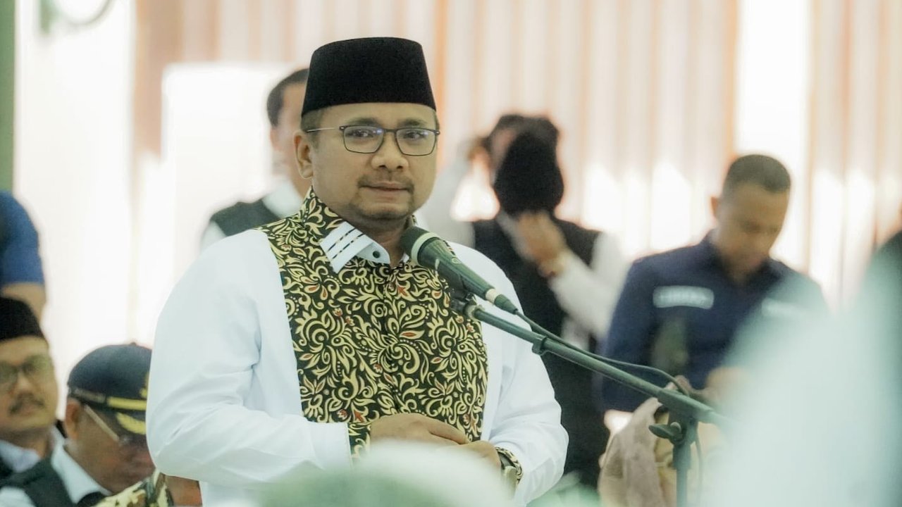 Menteri Agama (Menag) Yaqut Cholil Qoumas saat menyambut kedatangan jemaah haji kelompok terbang (kloter) 63 Embarkasi Jakarta (JKG 63) di Asrama Haji Pondok Gede, Jakarta, Minggu (21/7/2024). (Dok. Tim Humas Kementerian Agama)