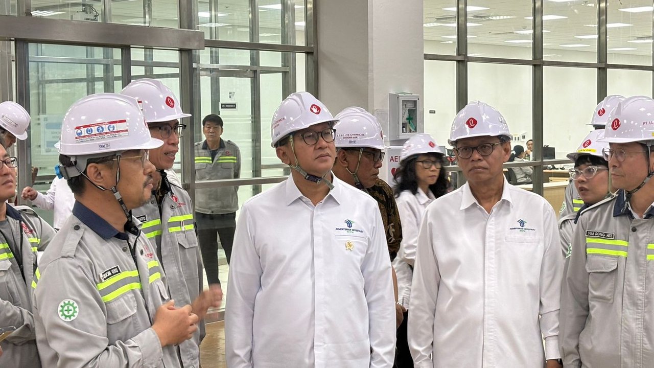 Menteri Investasi/Kepala BKPM Rosan P. Roeslani kunjungan kerja ke PT LCI, di Cilegon, Banten, Rabu (11/9/2024). (Foto: Liputan6.com/Tira Santia)
