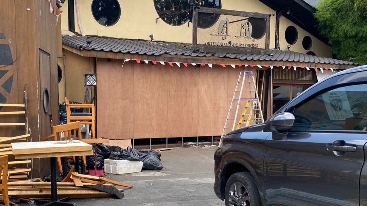 Mobil tabrak restoran jepang di senopati