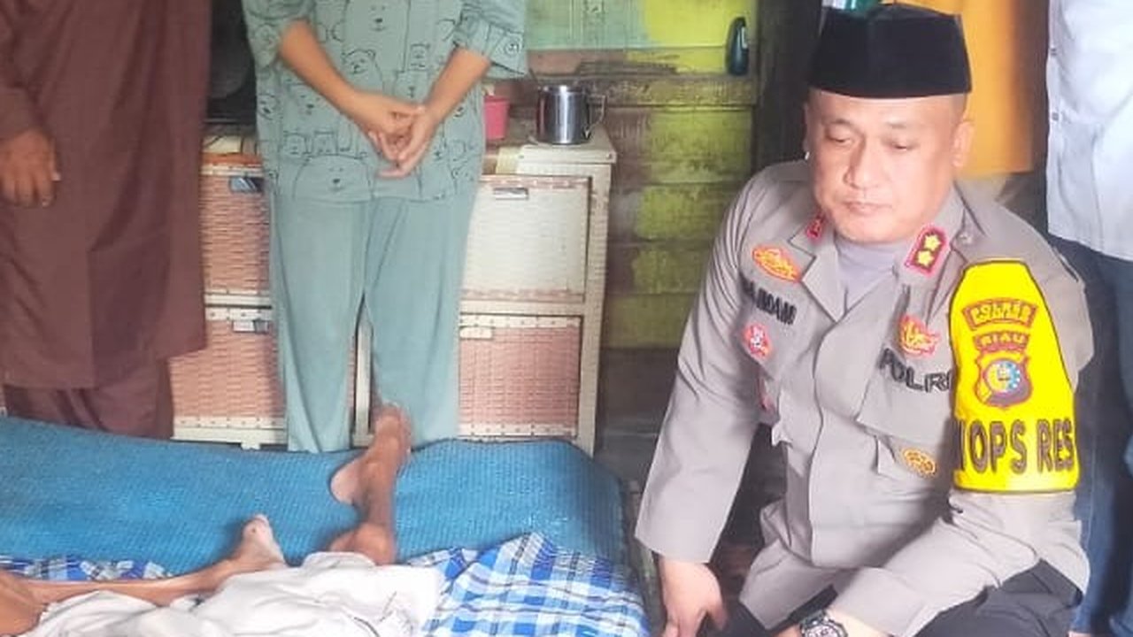 Kapolres Rohil Kunjungi Warga Sakit Menahun