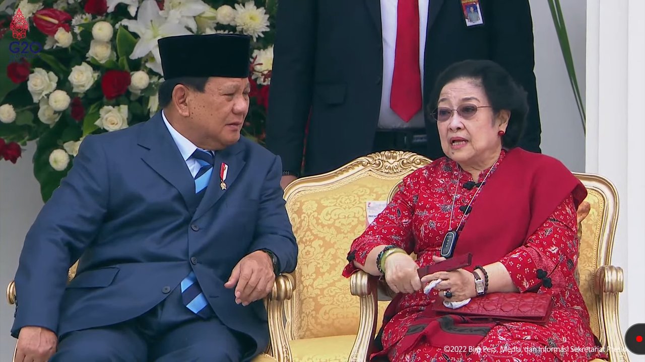 Ketua Umum PDIP, Megawati Soekarnoputri (kiri) bersama Ketua Umum Partai Gerindra, Prabowo Subianto usai melakukan pertemuan dan makan siang bersama di kediaman Megawati di Jalan Teuku Umar, Jakarta, Rabu (24/7/2019). (Liputan6.com/Helmi Fithriansyah)