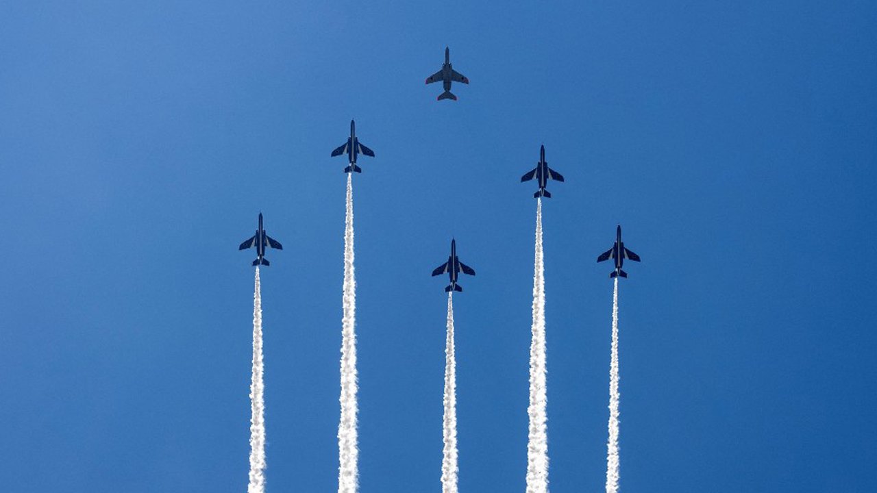 Tim demonstrasi aerobatik Blue Impulse dari Pasukan Bela Diri Udara Jepang berlatih jelang pembukaan Olimpiade Tokyo 2020 di atas udara Tokyo, Jepang, Rabu (21/7/2021). Olimpiade Tokyo 2020 akan dibuka pada 23 Juli 2021. (Behrouz MEHRI/AFP)