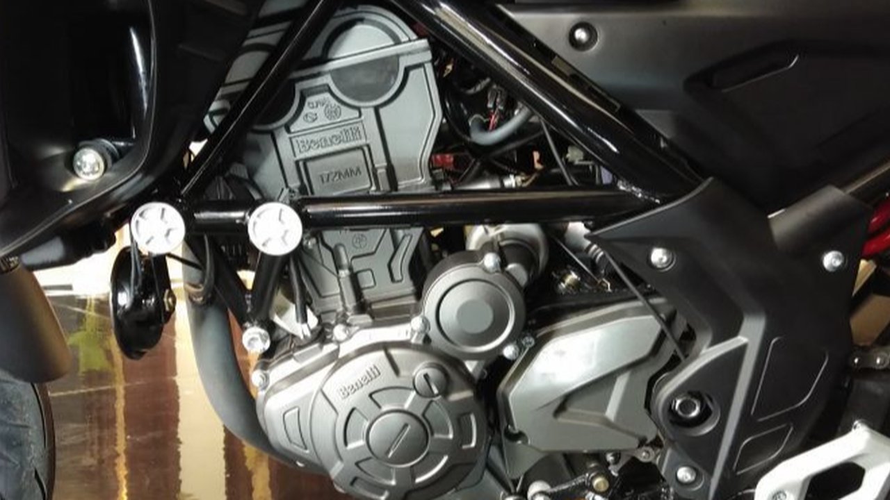 Menggunakan mesin 4-Tak DOHC silinter tunggal dengan empat katup berkubikasi 249cc. (Septian/Liputan6.com)
