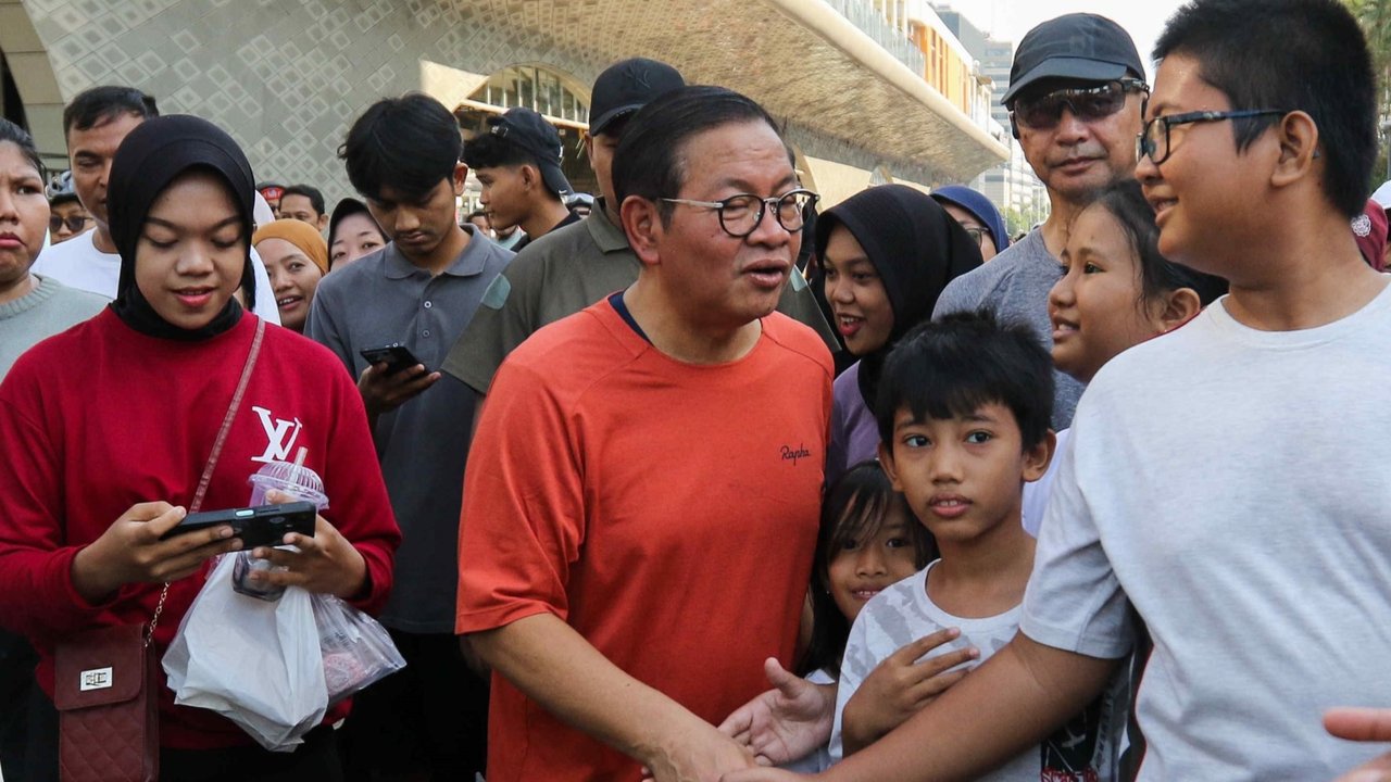 Pasangan bakal calon gubernur dan bakal calon wakil gubernur Pramono Anung dan Rano Karno berolahraga saat CFD di Bundaran HI, Jakarta, Minggu (8/9/2024).