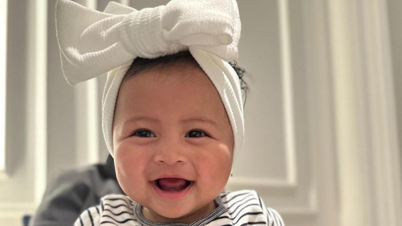 Potret Menggemaskan Baby Lily Pakai Bando Gede Banget, Netizen 'Tenang Nak, Bebanmu Cuma Bandomu'