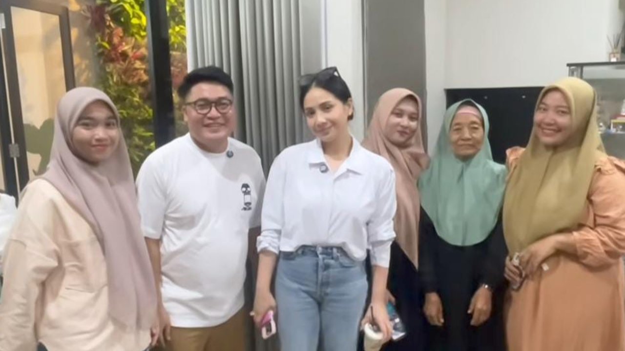 Potret Gaya Simple Nagita Slavina Kunjungi Rumah Mewah Merry Ahmad, Gak Pernah Gagal Cantik