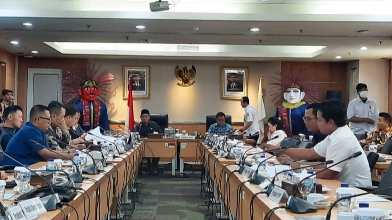 Pj Gubernur DKI Jakarta Heru Budi Hartono bersama Menhub Budi Karya Sumadi melakukan groundbreaking atau peletakan batu pertama proyek LRT Fase 1B Velodrome -Manggarai. (Foto: Tangkapan layar YouTube Pemprov DKI Jakarta)