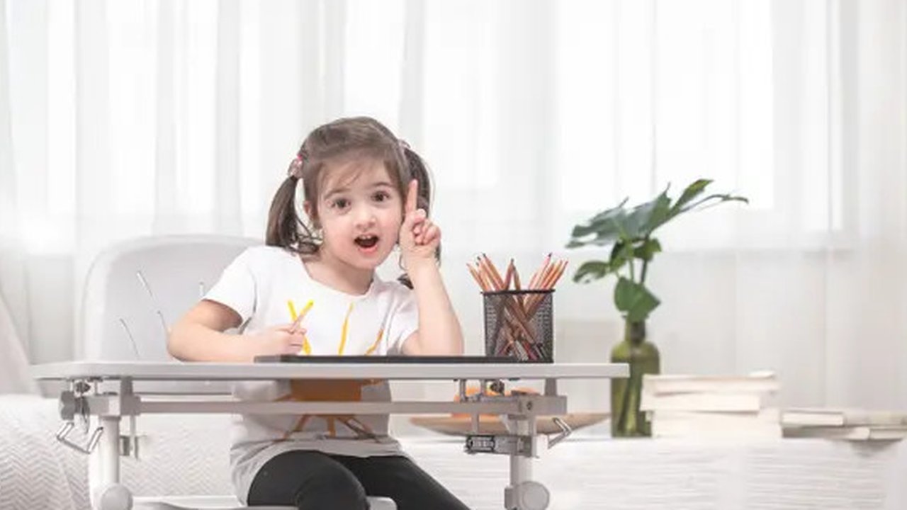 Dengan belajar berbagi dan menunggu giliran, anak-anak akan tumbuh menjadi individu yang lebih mudah beradaptasi. Foto: Freepik