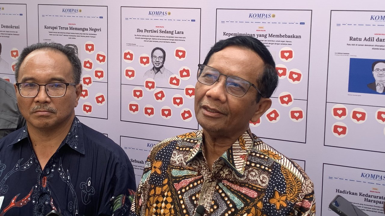 Menko Polhukam Hadi Tjahjanto memberi keterangan terkait pertemuan dengan Mahfud Md di Jakarta, Kamis (22/2/2024). (Liputan6.com/Angga Yuniar)