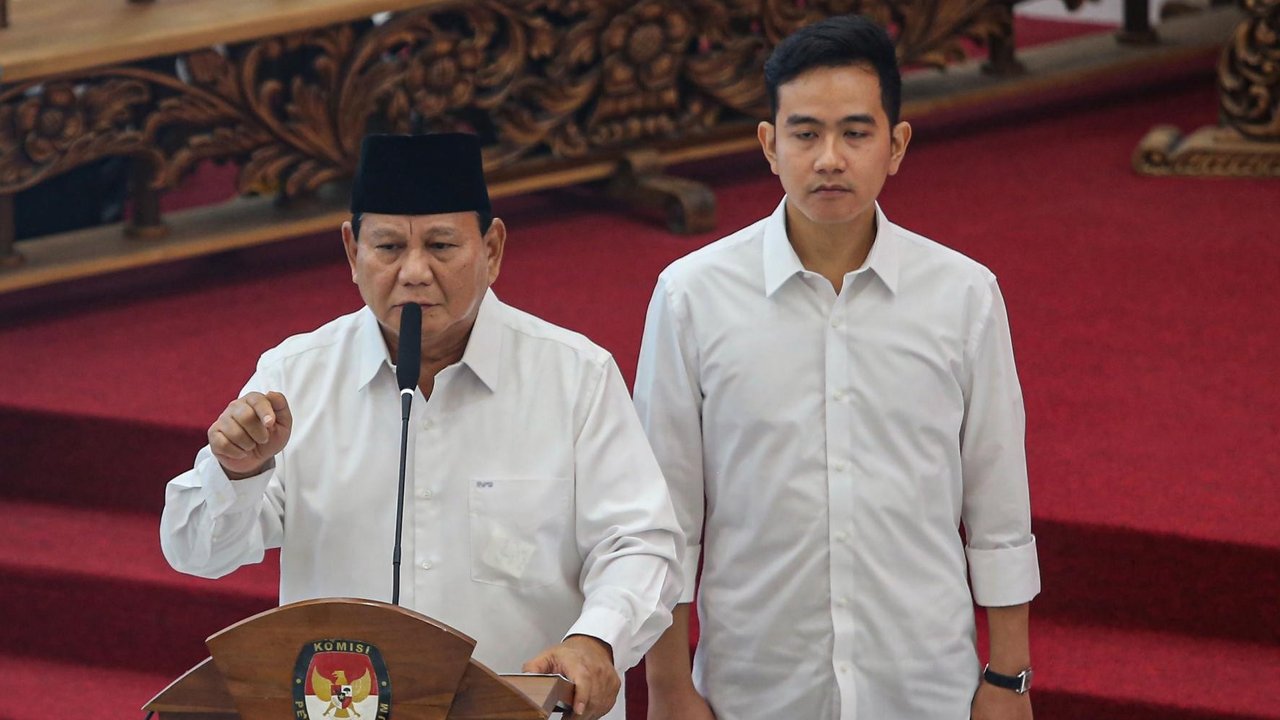 Presiden dan Wakil Presiden Terpilih periode 2024-2029, Prabowo Subianto (tengah) dan Gibran Rakabuming Raka (kiri) bersama dengan Ketua Komisi Pemilihan Umum (KPU) Hasyim Asy'ari saat Rapat Pleno Terbuka Penetapan Pasangan Calon Presiden dan Wakil Presiden Terpilih Pemilu Tahun 2024 di Jakarta, Rabu (24/4/2024).